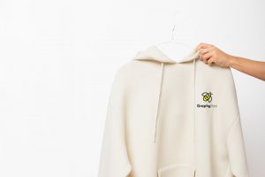 sweat floqué avec le logo graphybee